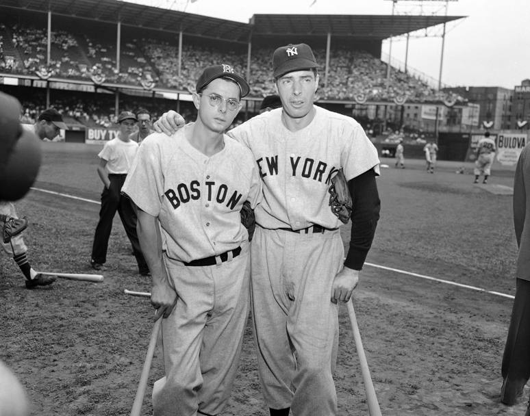 Quello che rester per sempre, DiMaggio lo ha scolpito tra il 15 maggio e il 17 luglio 1941: 56 partite, tutte con almeno una valida. Qui  con il fratello Dom, giocatore dei Boston Red Sox, in una foto del luglio 1949, anno in cui fu il primo a superare i 100,000 dollari l&#39;anno (Ap)